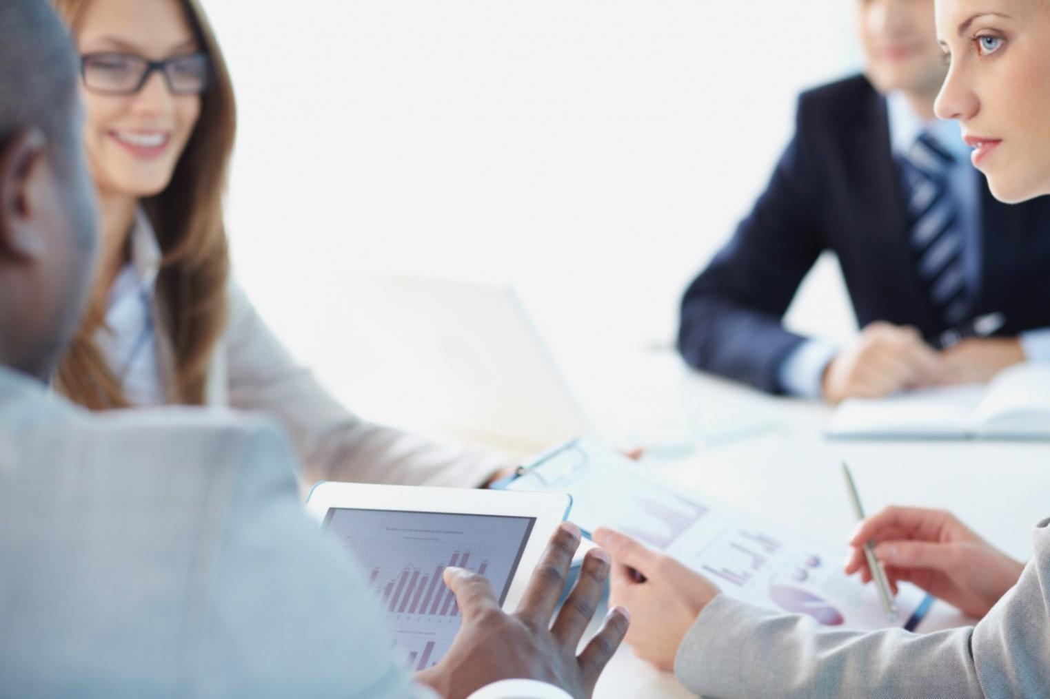 Equipo de profesionales revisando documentos financieros